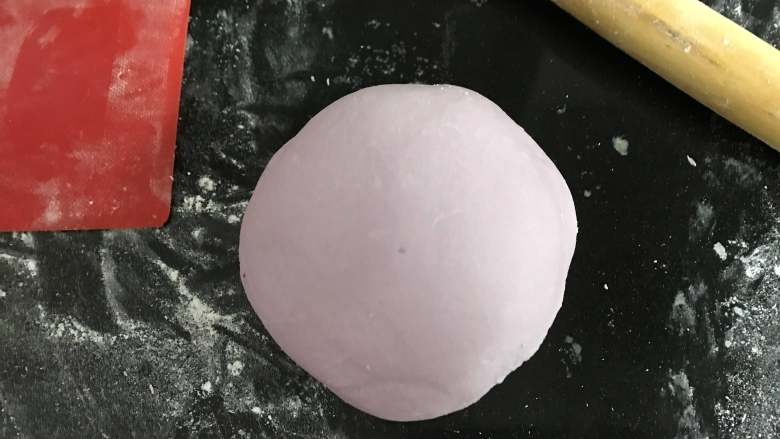 花样豆沙包,同样的方法处理好紫薯面团。