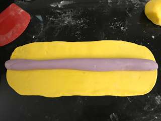 花样豆沙包,把紫薯面条放在南瓜面片上。