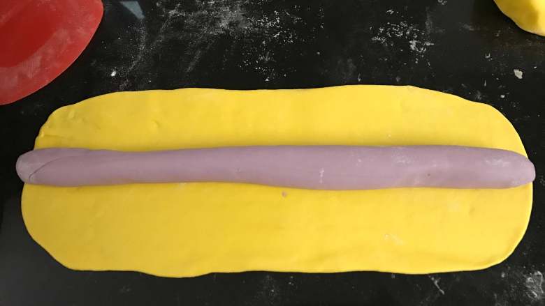 花样豆沙包,把紫薯面条放在南瓜面片上。