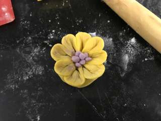 花样豆沙包,取一点点不同色的面团搓成小圆放在花瓣中间当花蕊。