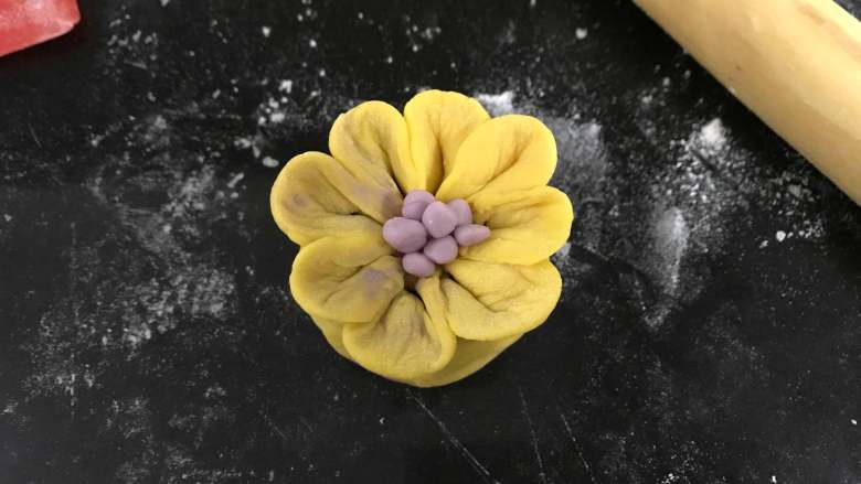 花样豆沙包,取一点点不同色的面团搓成小圆放在花瓣中间当花蕊。