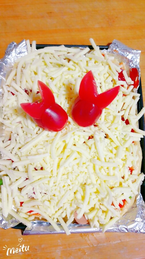 红薯番茄芝士披萨,撒<a style='color:red;display:inline-block;' href='/shicai/ 935'>芝士</a>后，如果爱吃咸口味，在撒少许盐，放番茄小兔，然后放入烤箱30分钟
