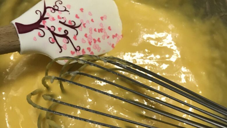 简单制作两款彩绘蛋糕卷~UKOEO 风炉制作,用打蛋器Z字搅拌均匀，刮刀辅助。