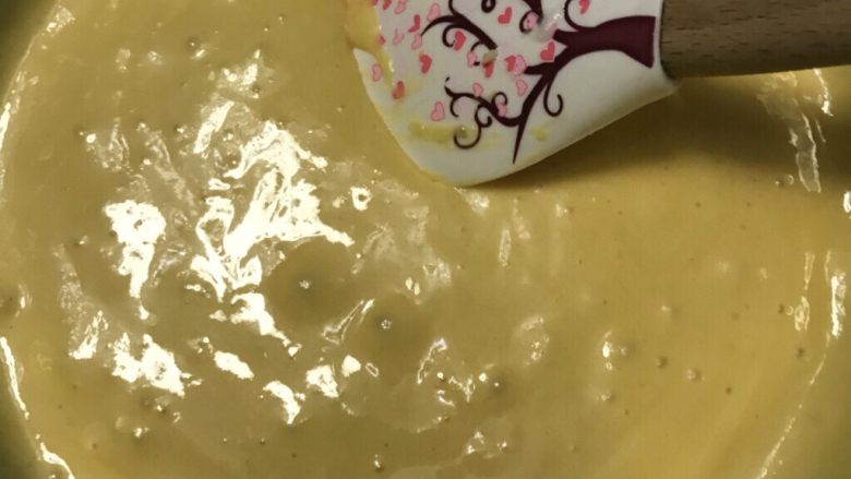 简单制作两款彩绘蛋糕卷~UKOEO 风炉制作,再取一半蛋白霜加入蛋黄糊切拌均匀。
