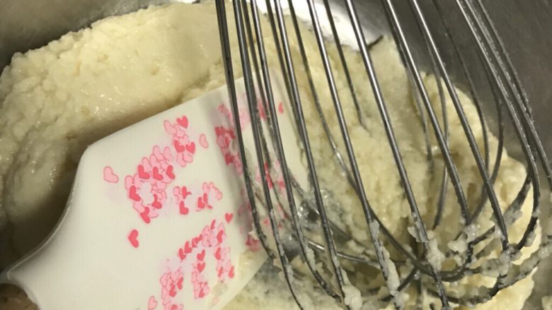 简单制作两款彩绘蛋糕卷~UKOEO 风炉制作,用打蛋器Z字搅拌均匀，可以用刮刀辅助。