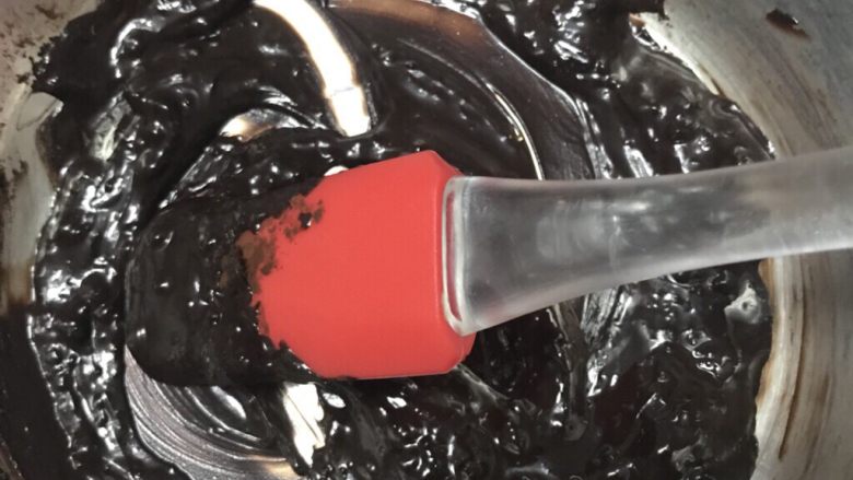 简单制作两款彩绘蛋糕卷~UKOEO 风炉制作,称取18克<a style='color:red;display:inline-block;' href='/shicai/ 920'>可可粉</a>，10克细砂糖，冲入30克开水搅拌均匀，盖保鲜膜备用。