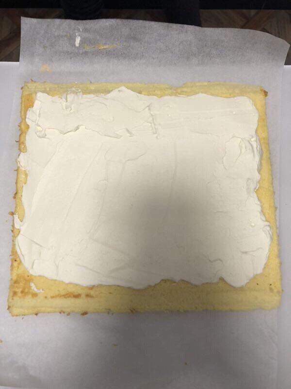 简单制作两款彩绘蛋糕卷~UKOEO 风炉制作,蛋糕卷出炉震一下，震掉热气，马上脱模放烤网晾凉，晾凉时记得花纹在上面，虚盖油纸，以免水分流失。
奶油夹馅打发至硬，(蛋糕两头斜切掉一点，)在凉透的蛋糕卷上抹奶油，靠近自己的地方抹厚一点。其余三边留一点空不要抹。