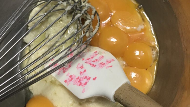 简单制作两款彩绘蛋糕卷~UKOEO 风炉制作,打入9个蛋黄。