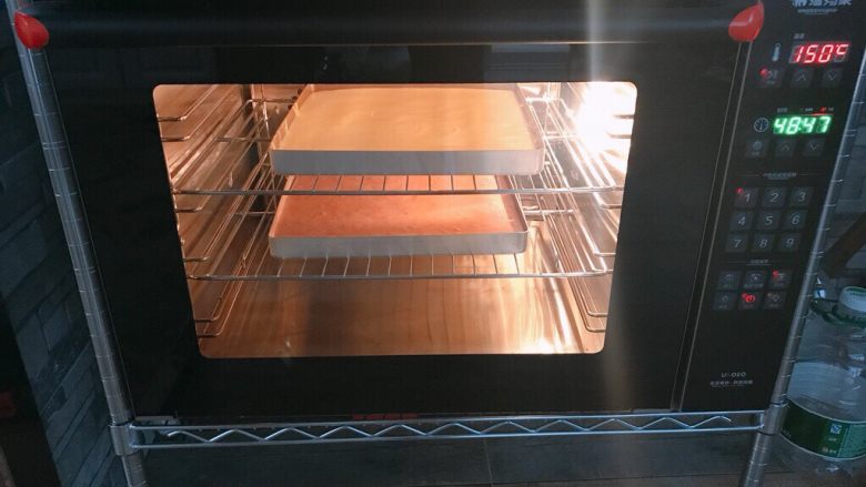 简单制作两款彩绘蛋糕卷~UKOEO 风炉制作,入预热好的风炉150度14.5分钟。

