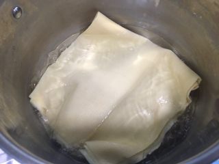 京酱肉丝,豆腐皮放入开水煮三分钟去豆腥味