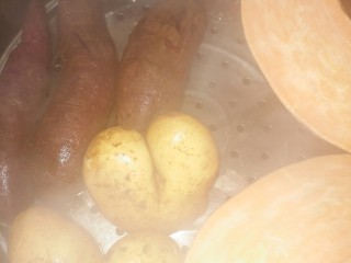 芝士焗土豆,土豆洗干净放锅里蒸