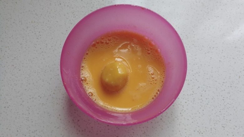 黄金玉米饼干,取一份小面团放入蛋液中滚一圈；