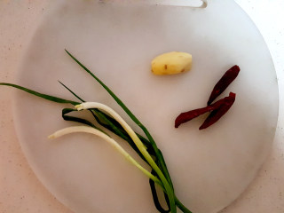 ~陈皮草虾~,准备葱，姜，辣椒。