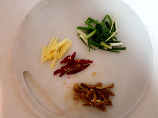 ~陈皮草虾~,把葱，姜，辣椒，陈皮切好。