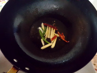 ~陈皮草虾~,葱，姜，辣椒放入锅中，煸出香味。