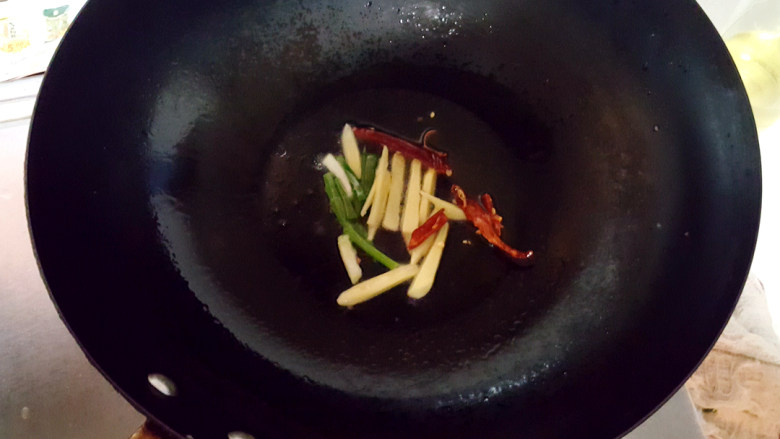 ~陈皮草虾~,葱，姜，辣椒放入锅中，煸出香味。