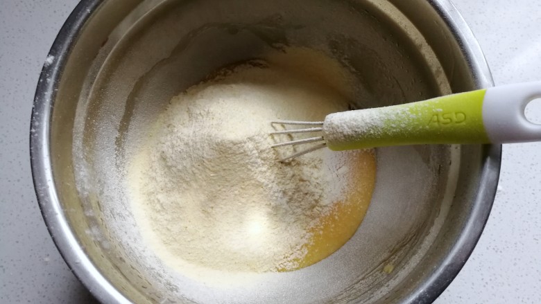 黄金玉米饼干,将混合的粉类筛入蛋糊中；