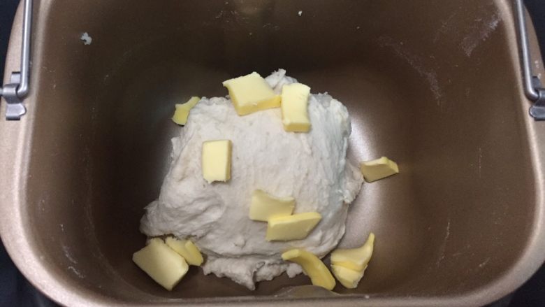 全麦奶酪花球,放入黄油继续搅打