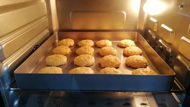 黄金玉米饼干,做好后放入预热好的烤箱中层上下火180烤约15~20分钟，烤至表面金黄即可。（具体温度和时间根据自家烤箱脾性灵活调整）