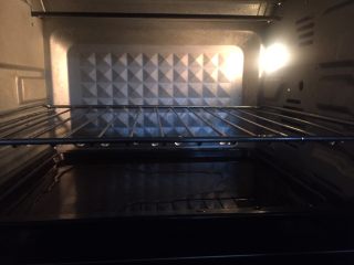 全麦奶酪花球,发酵好后，立马预热烤箱，上210下190，预热15分钟
下层烤盘加一点水制造蒸汽