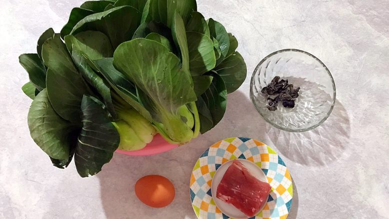 厨房挑战/素菜/青菜叶瓣儿黑木耳蛋花汤,这是两道菜的总材料