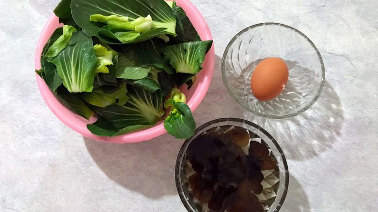 厨房挑战/素菜/青菜叶瓣儿黑木耳蛋花汤,所以，实际上这道菜只用了这些食材