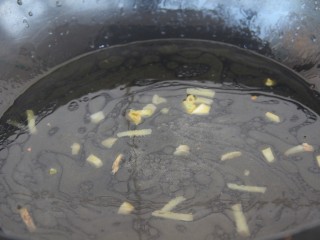 木耳蛋花汤,然后倒入适量的水