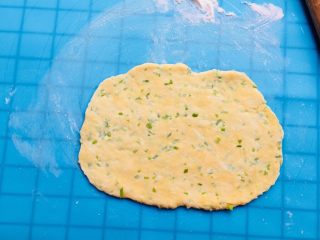  [ 美味零食 ] 葱香阿拉棒,将面团按压成0.5cm的面饼。