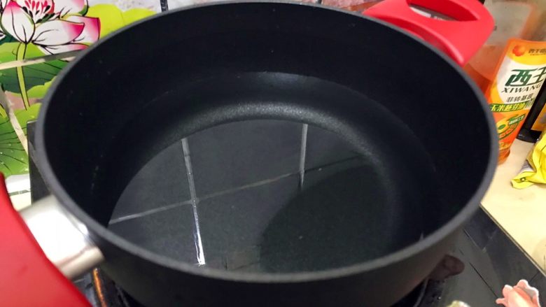 厨房挑战/素菜/青菜叶瓣儿黑木耳蛋花汤,取一口小锅，煮适量清水