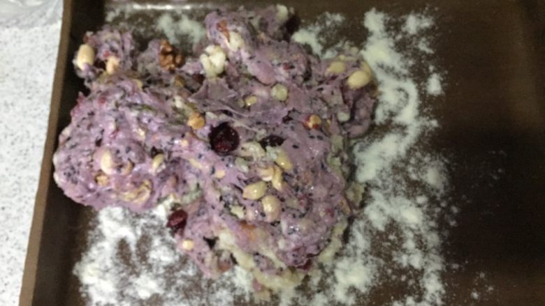 网红紫薯雪花酥,放入撒了奶粉的烤盘（烤盘奶粉提前撒好哦！不然来不及的）