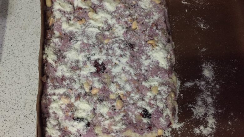 网红紫薯雪花酥,表面再撒一次奶粉
