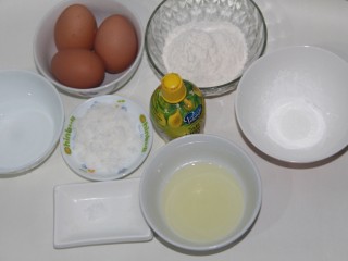 六寸戚风蛋糕,先准备好食材，三个鸡蛋，43克低粉，30g糖，30克色拉油，30g水，1g盐，柠檬汁，还有玉米淀粉5g