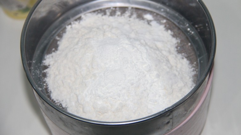 六寸戚风蛋糕,把低粉和玉米淀粉过筛，筛到蛋黄液中