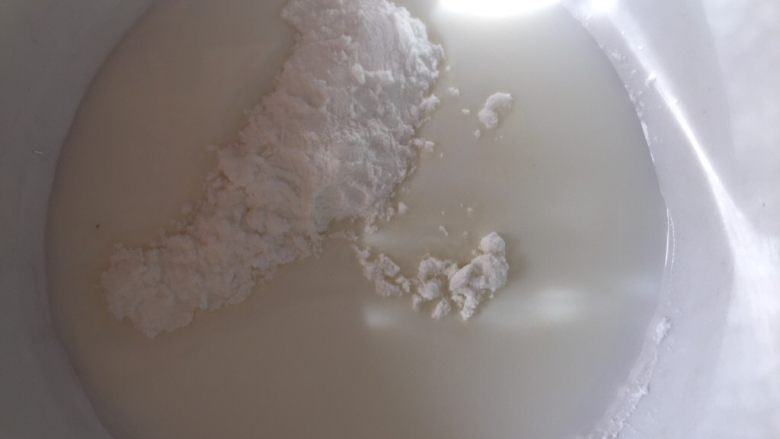 牛奶方砖,50克牛奶与淀粉混合搅拌均匀