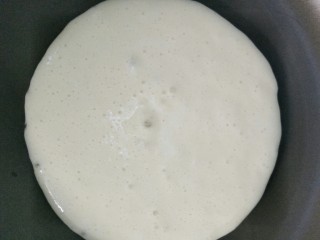 冷藏发酵红豆松饼,12小时冷藏后，从冰箱拿出，直接用勺子将发酵好的面糊搅匀，排出空气，平底不粘锅，预热不放油，用汤勺，一勺放入