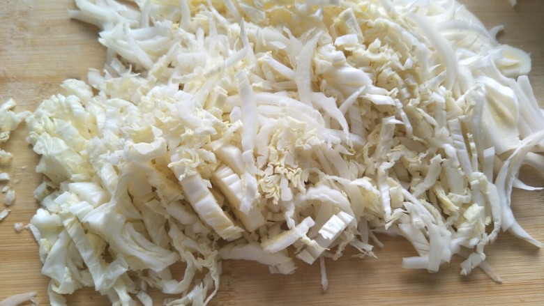 巧拌～白菜蜇皮,然后切成细丝。