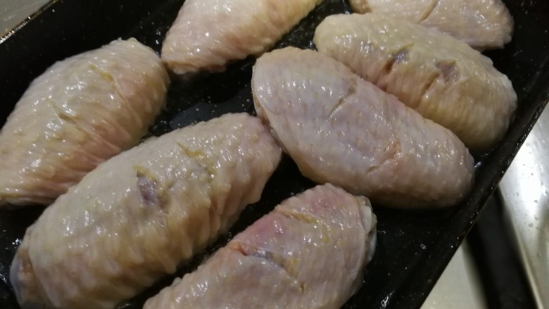 梅子（话梅）鸡翅,把姜葱蒜瓣挑出来放到碗里，油锅里放入鸡翅中火煎