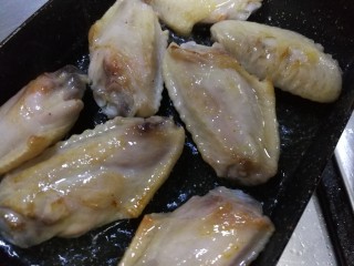 梅子（话梅）鸡翅,煎的表面有一点焦黄后换一面也煎成焦黄，关火