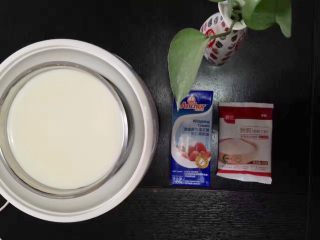 海洋酸奶慕斯蛋糕（六寸）,备好慕斯液的原料，我用的自制酸奶，不能自制的朋友一定要买无糖原味酸奶，要那种只能冷藏保存的浓稠型的原味酸奶。