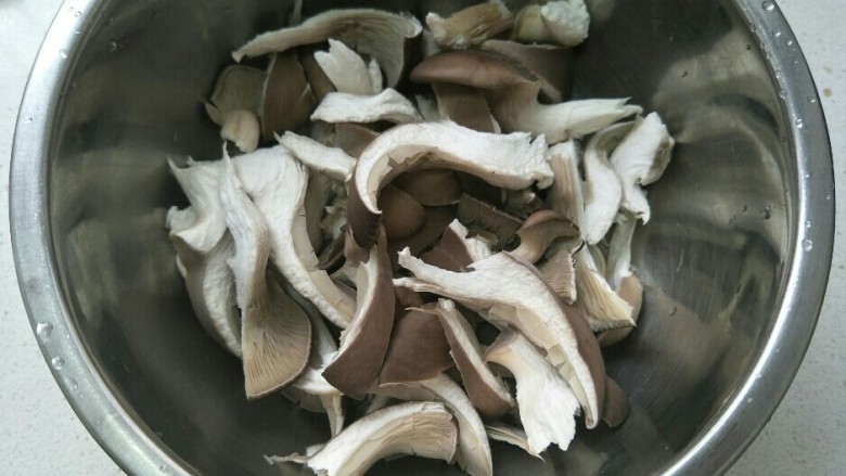炸蘑菇,用手撕成长条。