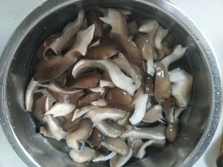 炸蘑菇,把蘑菇清洗干净。