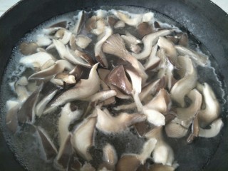 炸蘑菇,锅里加水，烧开后放入洗干净的蘑菇焯一下水。
