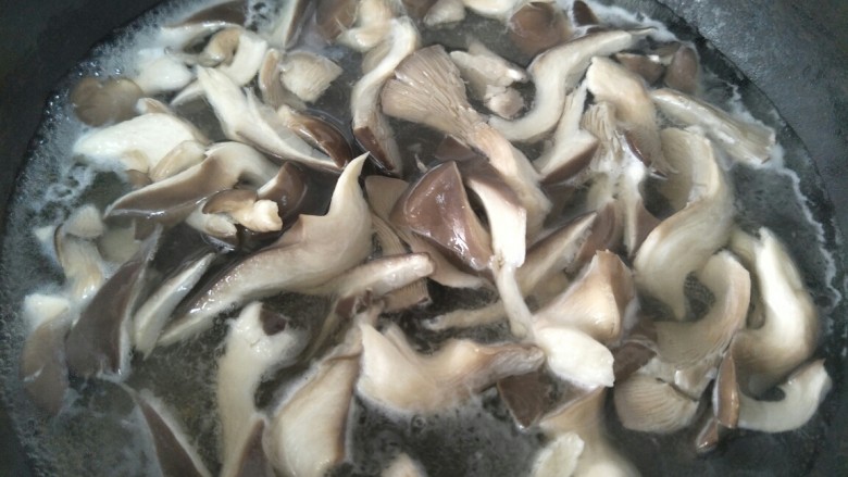 炸蘑菇,锅里加水，烧开后放入洗干净的蘑菇焯一下水。