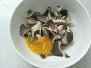 炸蘑菇,然后加入鸡蛋一个。