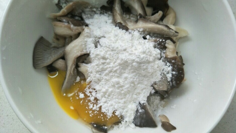 炸蘑菇,接着加入淀粉适量。