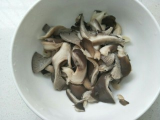 炸蘑菇,把焯好水的蘑菇，过一下凉水，挤干净水放入一个大碗中。