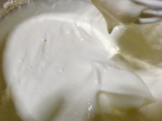 海洋酸奶慕斯蛋糕（六寸）,打发至六、七分发，打发状态：刚开始起勾，提起打蛋头可缓慢滴落，不是稀汤状就行。