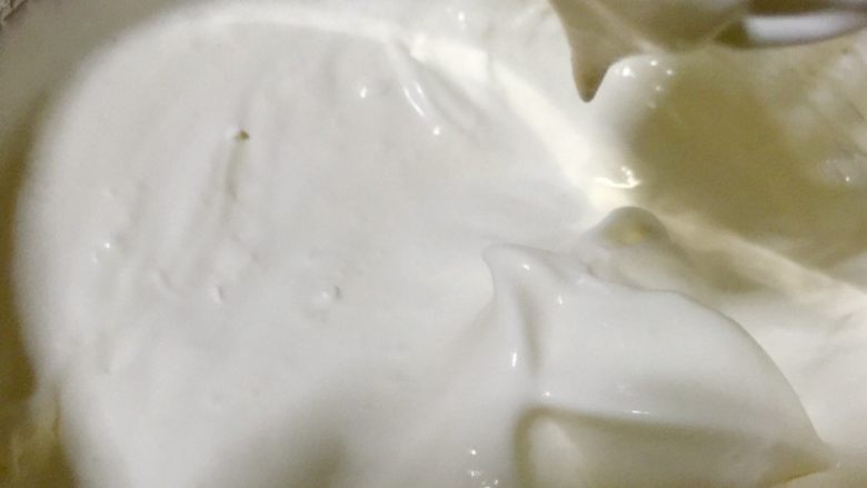 海洋酸奶慕斯蛋糕（六寸）,打发至六、七分发，打发状态：刚开始起勾，提起打蛋头可缓慢滴落，不是稀汤状就行。