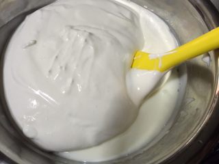 海洋酸奶慕斯蛋糕（六寸）,将奶油倒入酸奶糊