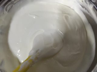 海洋酸奶慕斯蛋糕（六寸）,用刮刀将两者混合均匀，慕斯糊就做好了。这个配方口感接近日常吃的酸奶，比较清新微甜，喜欢甜味的此时可尝一下，觉得不够可适当的在此时加一些糖粉进去